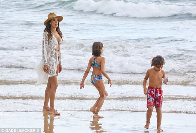 Rời Victoria’s Secret, Alessandra Ambrosio hóa thiên thần bikini ở biển